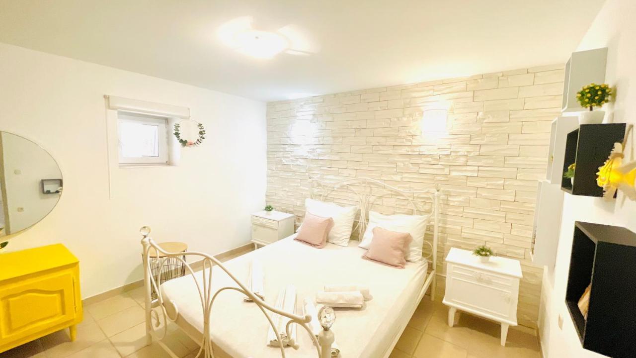 Colorful And Happy Apartment Sukosan - With Parking Luaran gambar