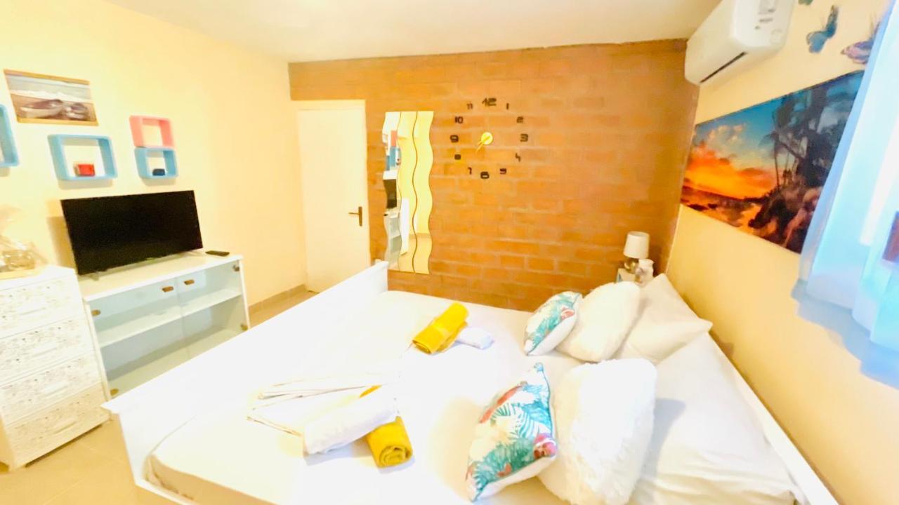 Colorful And Happy Apartment Sukosan - With Parking Luaran gambar