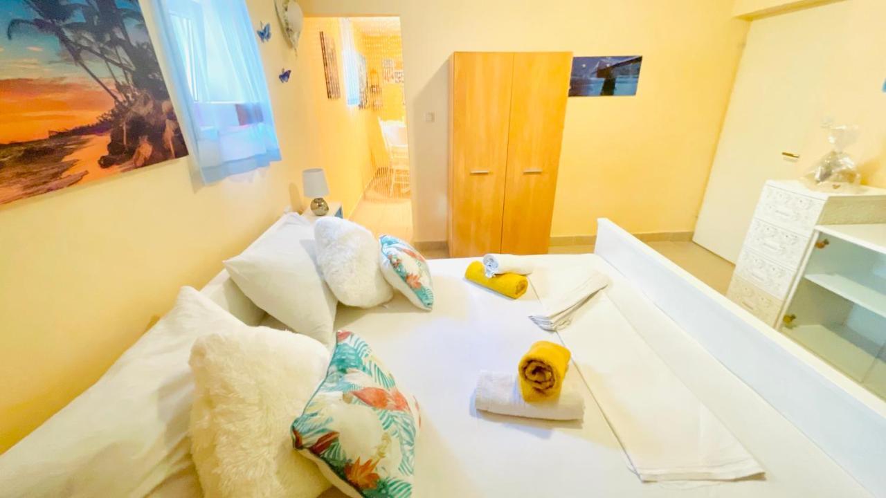 Colorful And Happy Apartment Sukosan - With Parking Luaran gambar