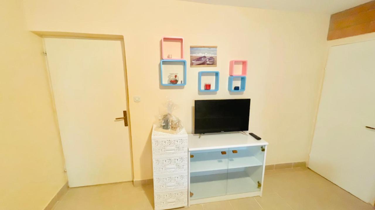 Colorful And Happy Apartment Sukosan - With Parking Luaran gambar