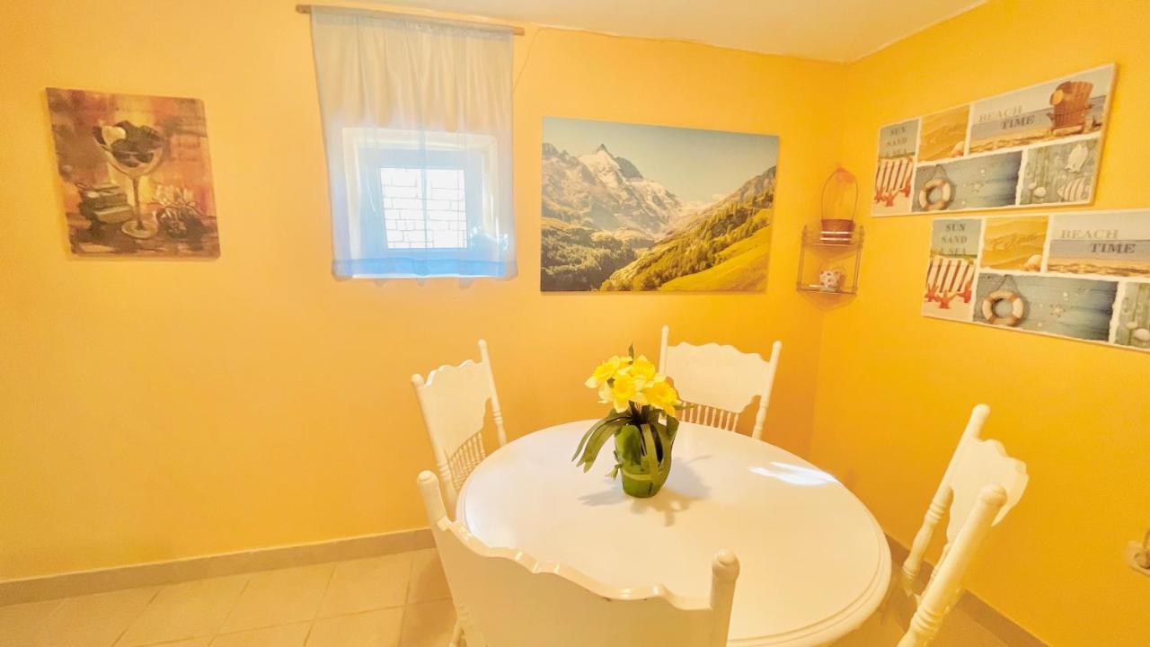 Colorful And Happy Apartment Sukosan - With Parking Luaran gambar