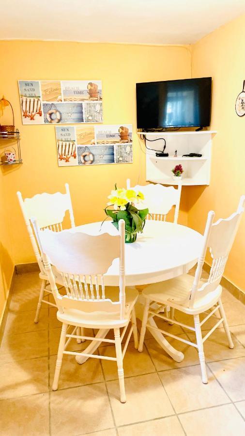Colorful And Happy Apartment Sukosan - With Parking Luaran gambar
