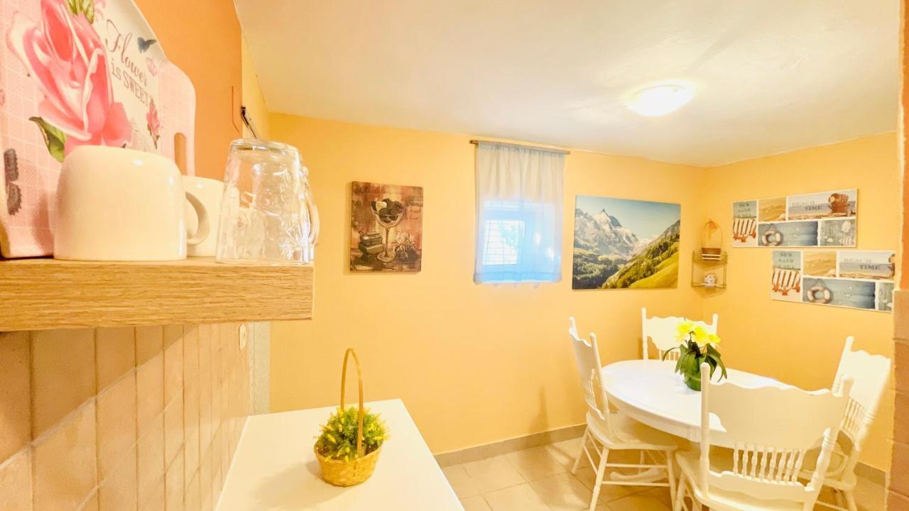 Colorful And Happy Apartment Sukosan - With Parking Luaran gambar