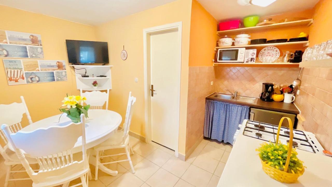 Colorful And Happy Apartment Sukosan - With Parking Luaran gambar